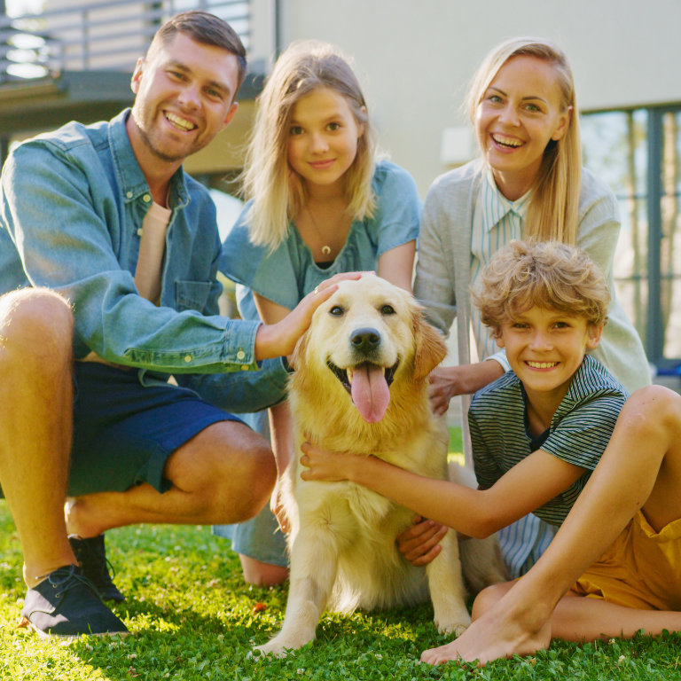 Une famille dans un jardin